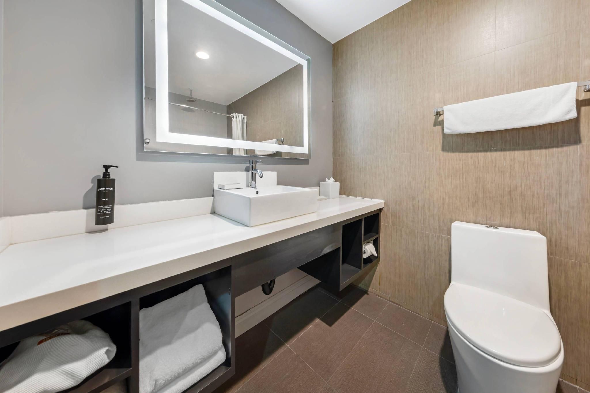 BLVD Hotel and Studios Universal-Hollywood, an Ascend Collection Hotel 1 King Bed, Suite, Nonsmoking 25