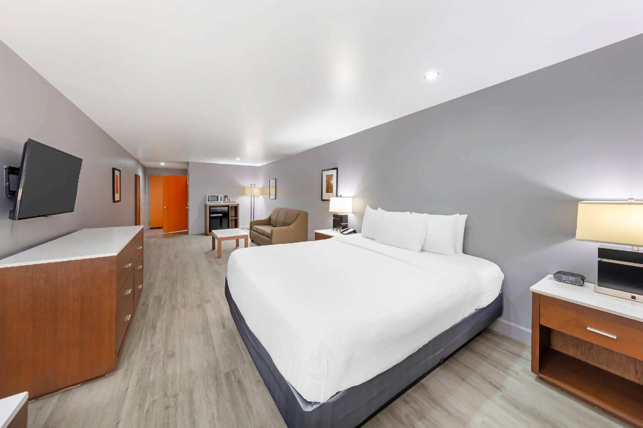 1 King Bed, Suite, Nonsmoking, Accessible