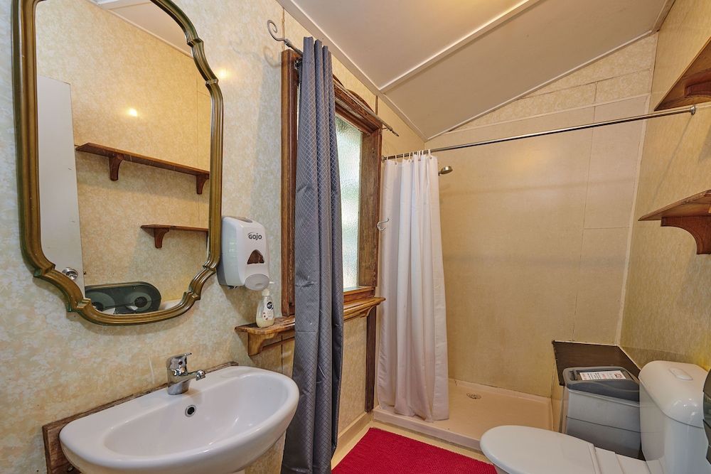 10 Share Female Lakeside Cottage