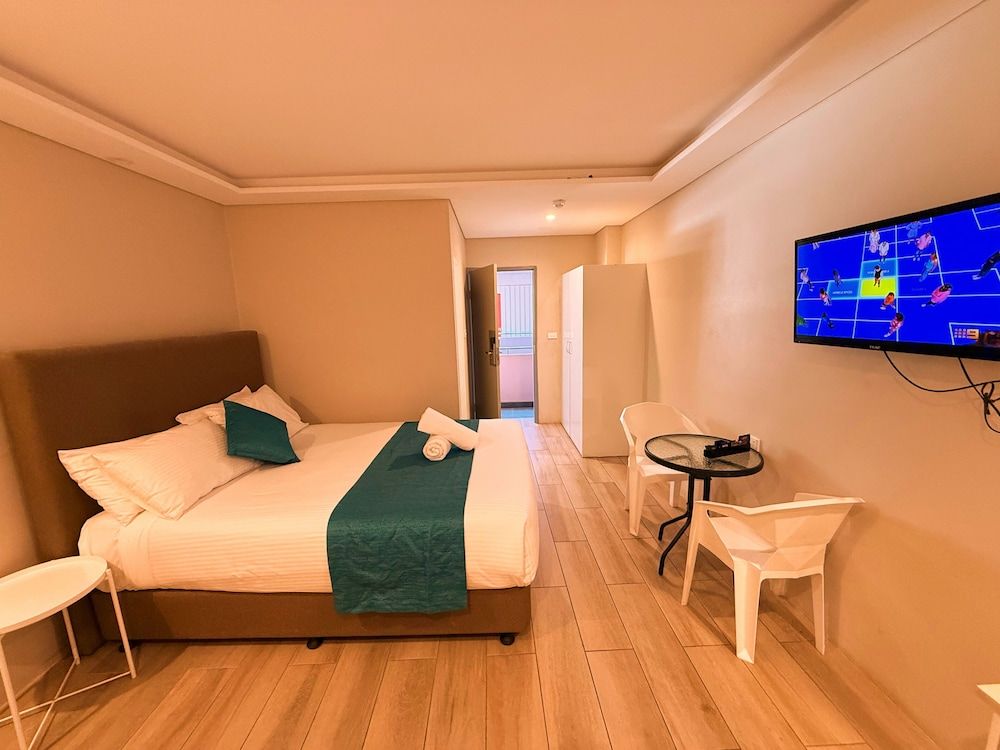 Deluxe Queen + Single Room