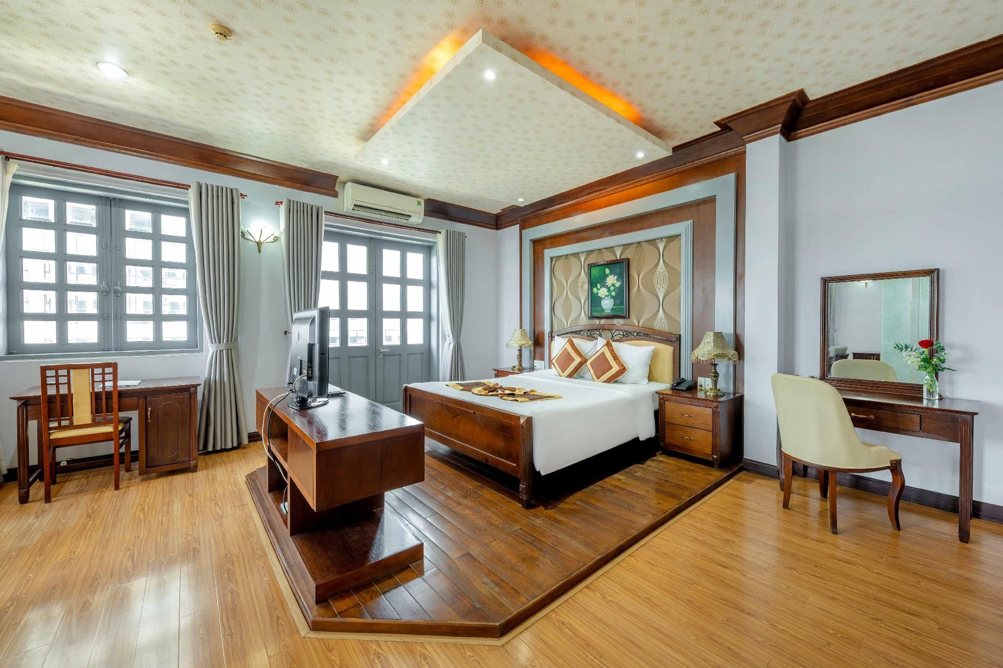 Luxury Suite with Balcony