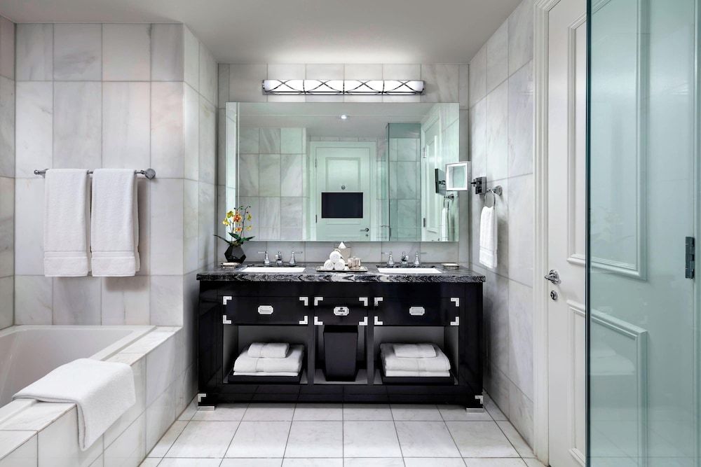 The St. Regis Toronto Superior Suite, 1 Bedroom, Non Smoking, City View 3