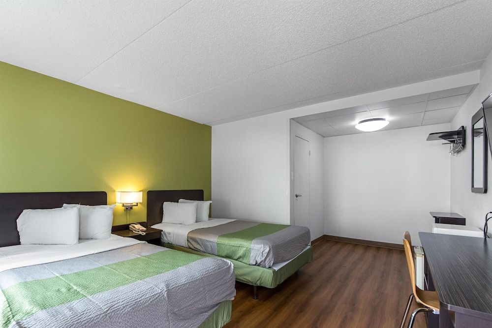 Motel 6 Warminster, PA Standard Room, 2 Double Beds, Non Smoking 9