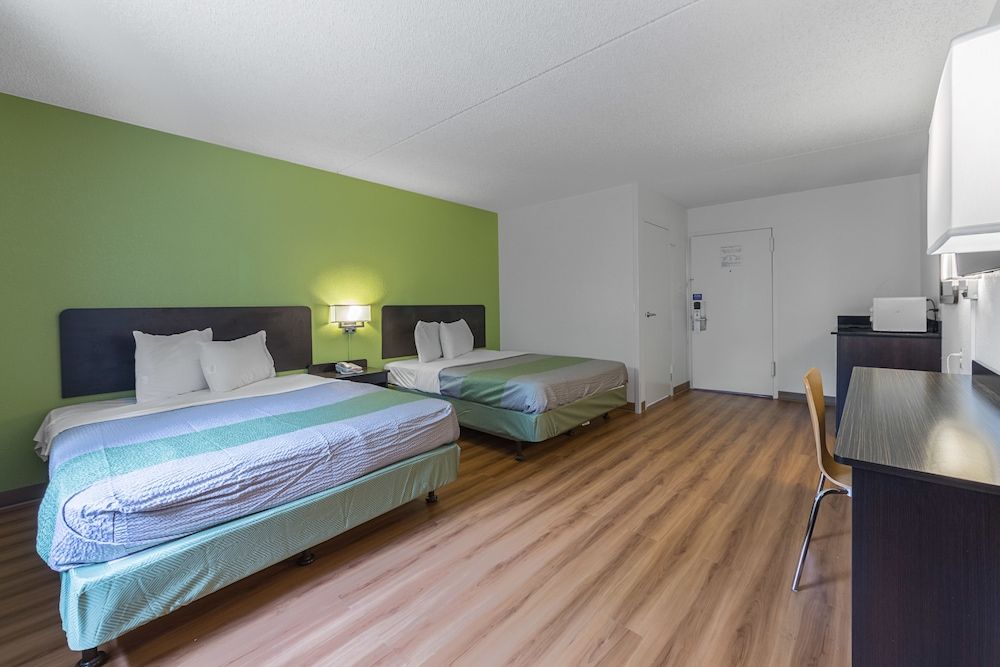 Motel 6 Warminster, PA Standard Room, 2 Double Beds, Non Smoking 3