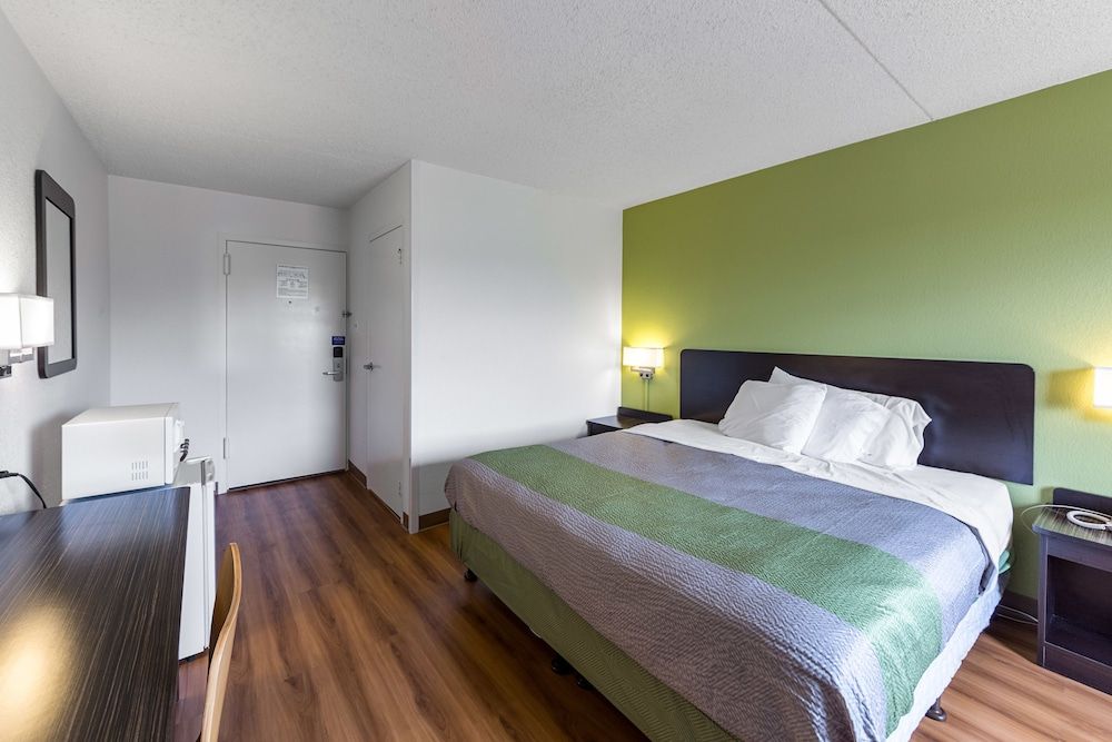 Motel 6 Warminster, PA Standard Room, 1 King Bed, Non Smoking 2