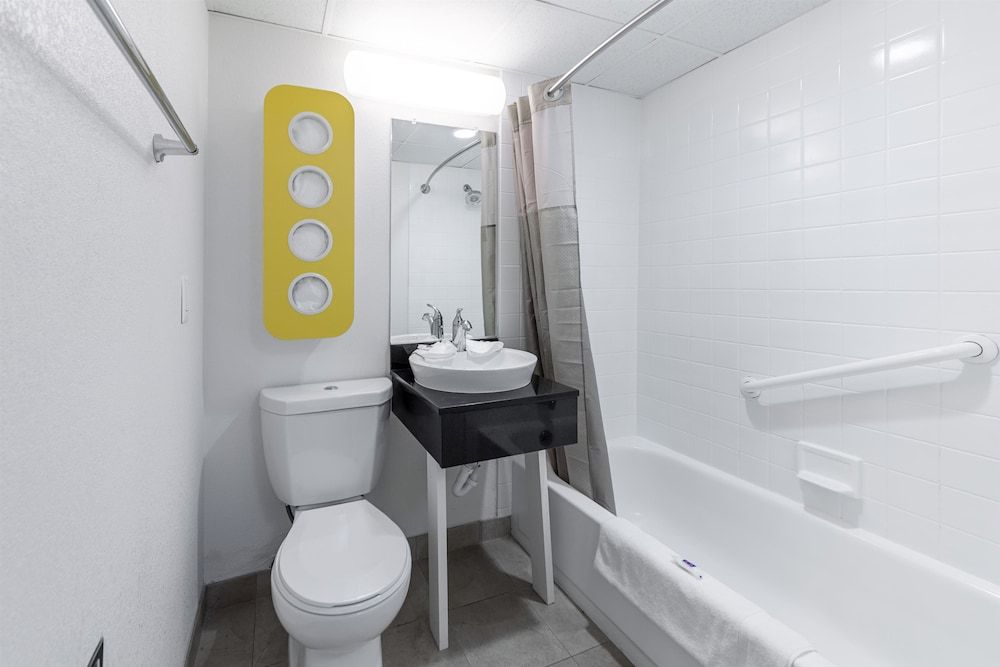 Motel 6 Warminster, PA Standard Room, 1 King Bed, Non Smoking 7