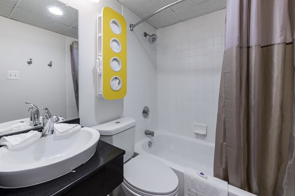 Motel 6 Warminster, PA Standard Room, 1 King Bed, Non Smoking 12