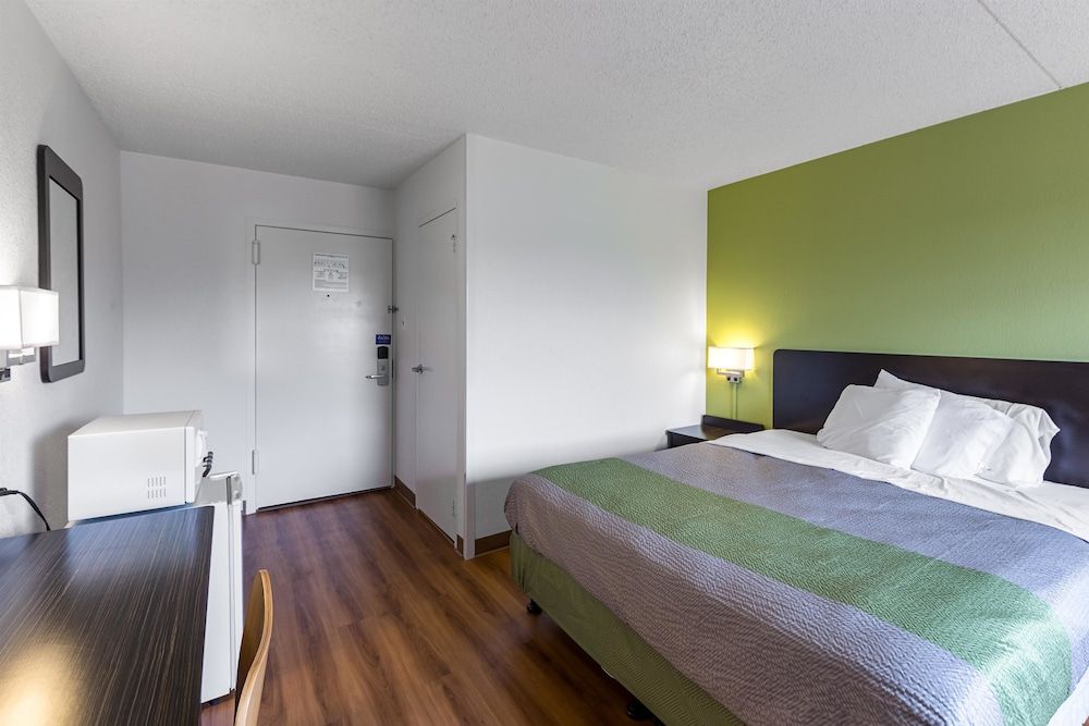 Motel 6 Warminster, PA Standard Room, 1 King Bed, Non Smoking 4