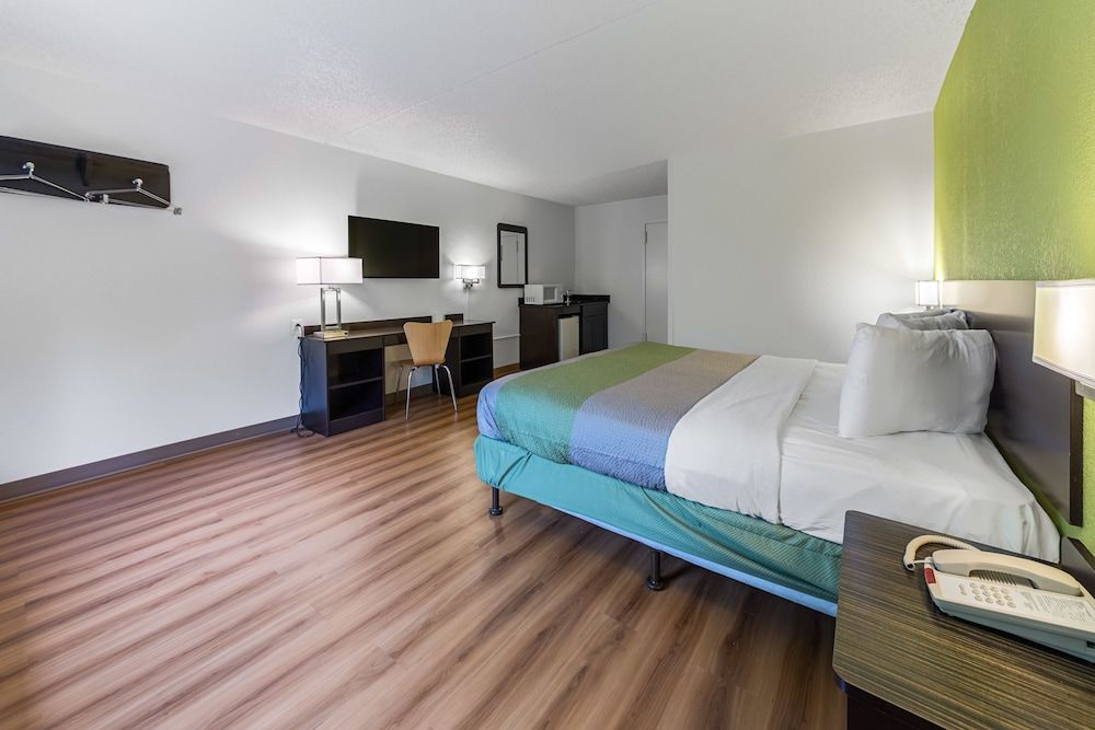 Motel 6 Warminster, PA Standard Room, 1 King Bed, Non Smoking 3