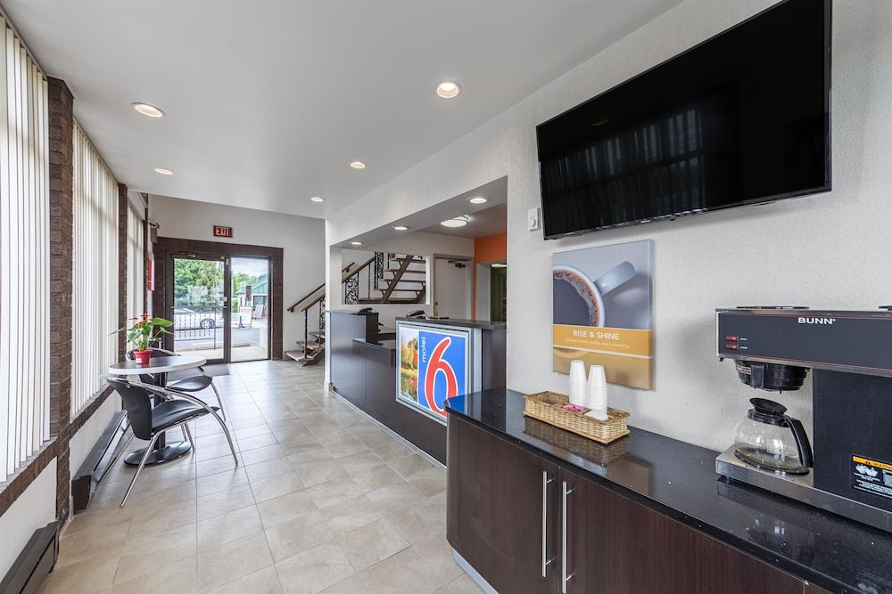 Motel 6 Warminster, PA Standard Room, 1 King Bed, Smoking 12