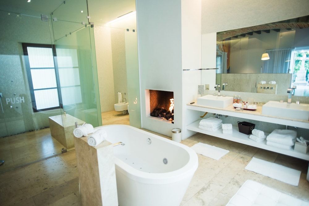 Anticavilla Hotel restaurante & Spa Master suite with bathtub and terrace 8