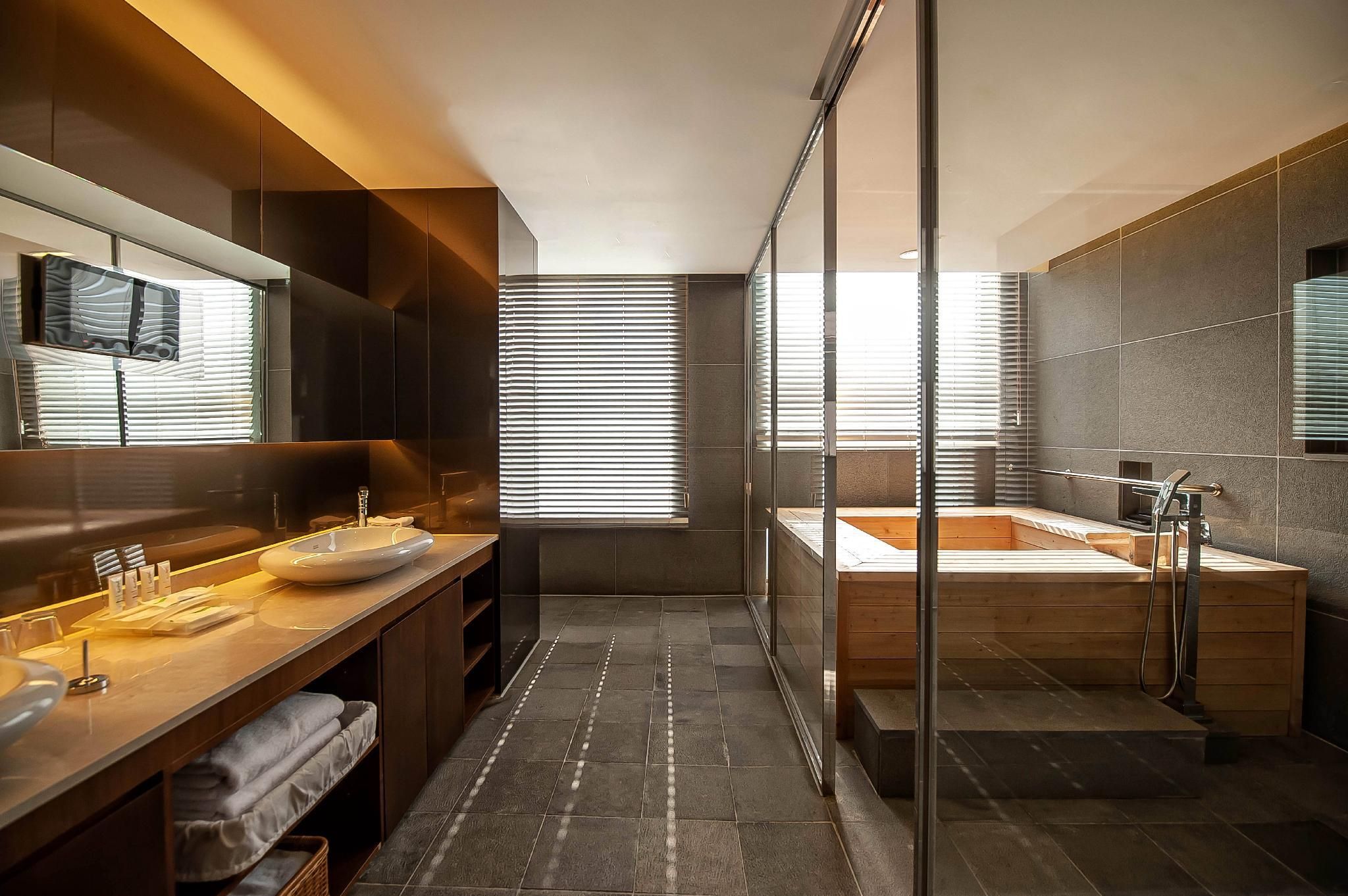 1 King bed One bedroom Suite Korea Theme