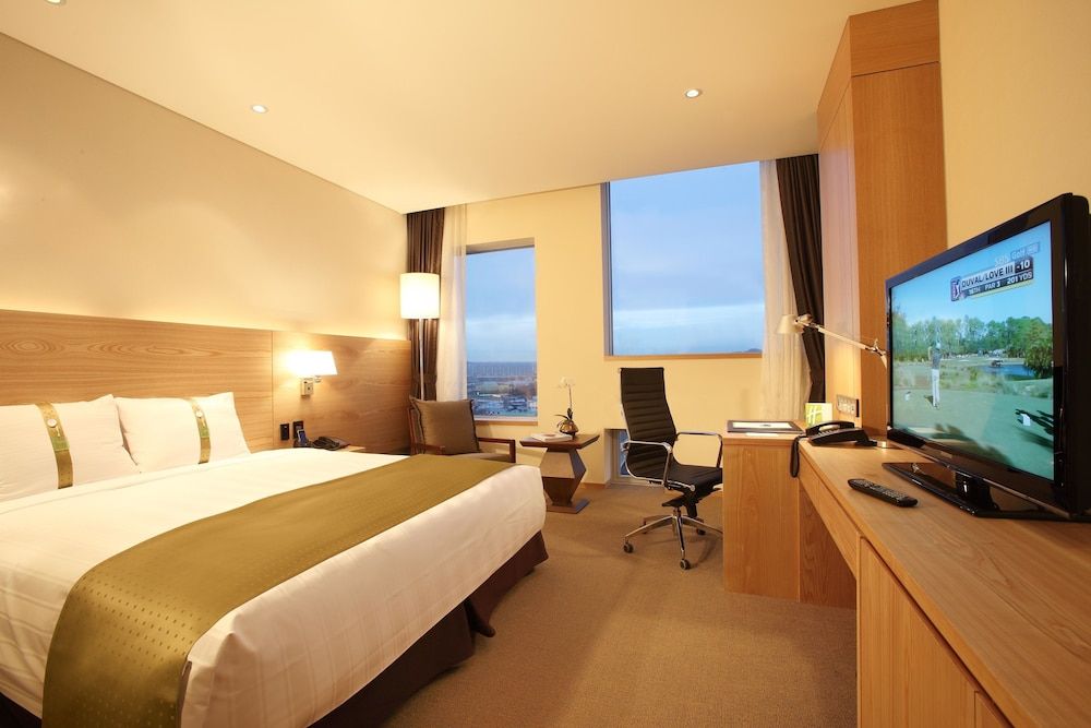 Holiday Inn Gwangju by IHG Premium Room, 1 King Bed 3
