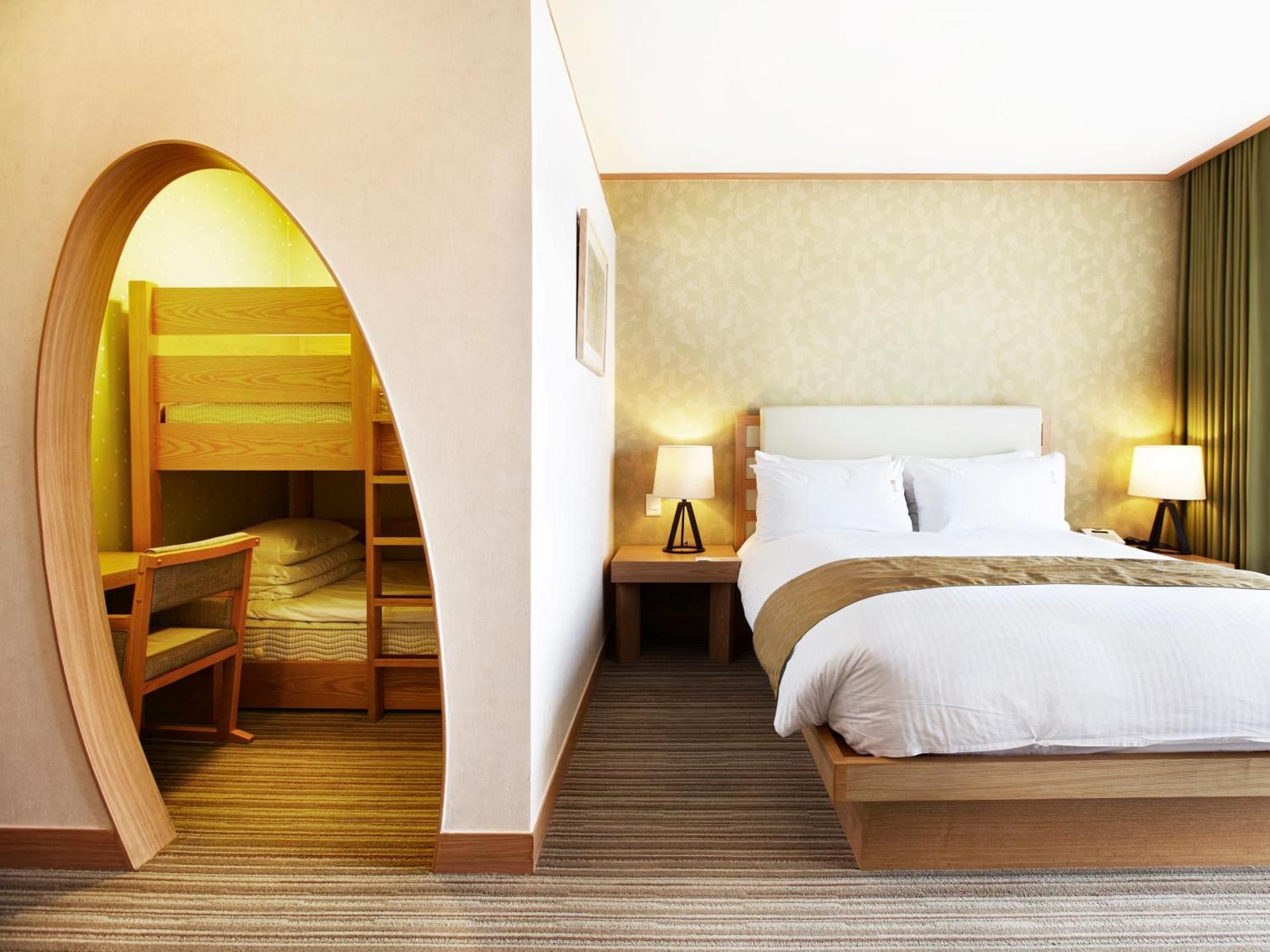 1 Queen 1 Bunk Standard Slope View