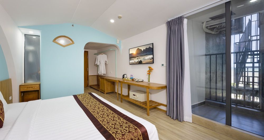 Senior Double Room, Partial Sea View