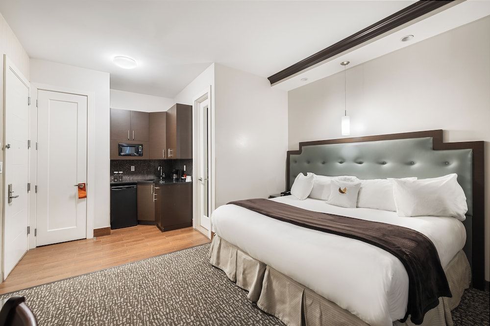 Aura Hotel Brooklyn King Bed Corner Room 2