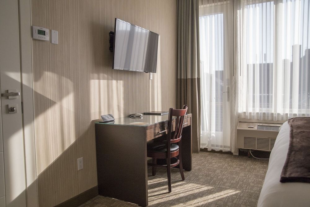 Aura Hotel Brooklyn King Bed Corner Room 5