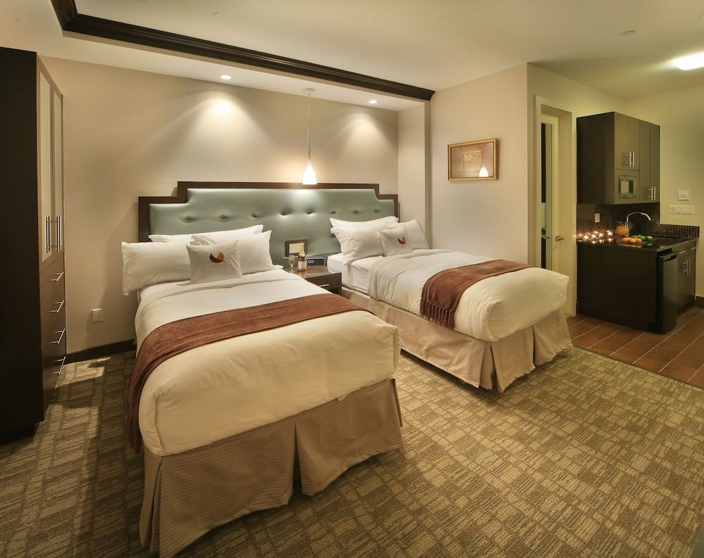 Aura Hotel Brooklyn Twin Bed Corner Room 4