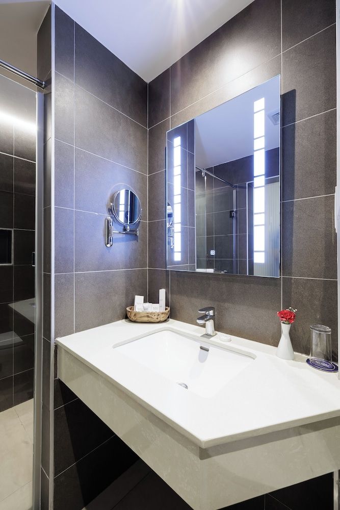 PrideInn Westlands Luxury Boutique Hotel Deluxe Double Room, 1 Queen Bed, City View 14