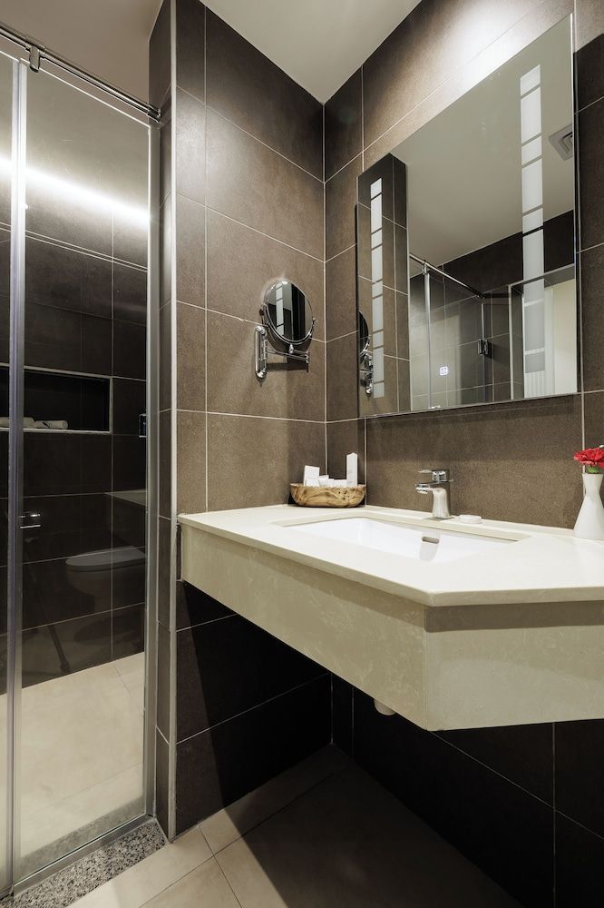 PrideInn Westlands Luxury Boutique Hotel Deluxe Double Room, 1 Queen Bed, City View 12