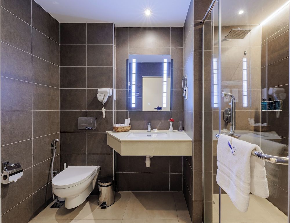 PrideInn Westlands Luxury Boutique Hotel Deluxe Double Room, 1 Queen Bed, City View 13