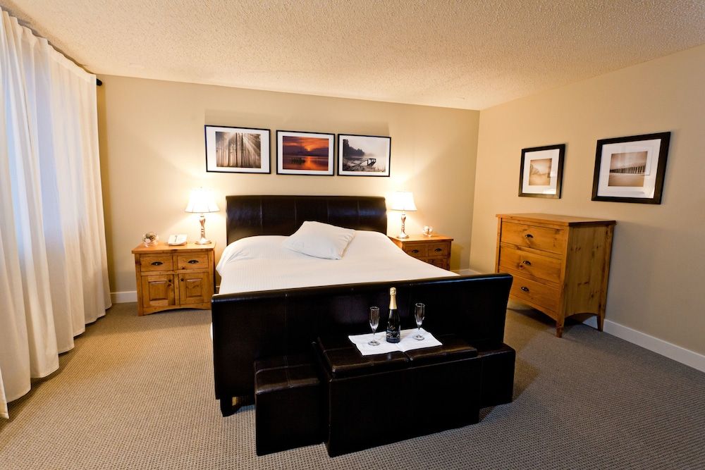 Red Tree Lodge Honeymoon Suite, 1 King Bed with Sofa bed, Balcony 2