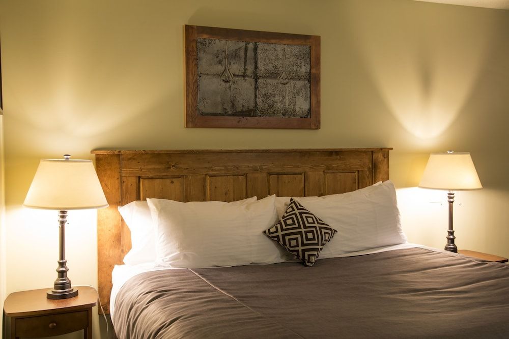 Red Tree Lodge Superior Room, 1 King Bed, Balcony 3