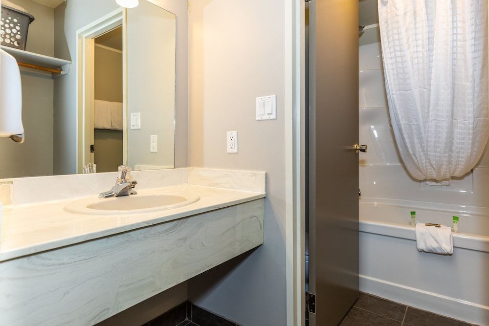 Red Tree Lodge Standard Room, 2 Queen Beds (Pet Friendly) 3