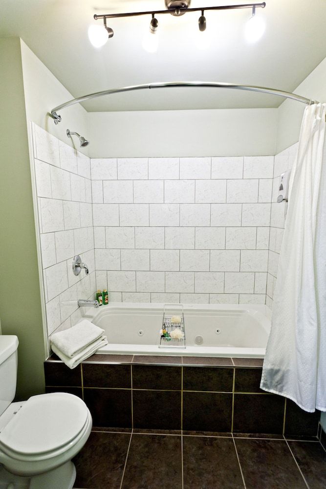 Red Tree Lodge Honeymoon Suite, 1 King Bed with Sofa bed, Balcony 6