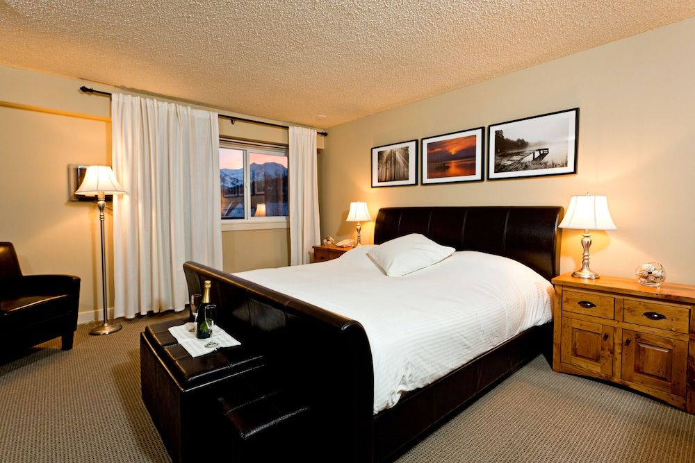 Red Tree Lodge Honeymoon Suite, 1 King Bed with Sofa bed, Balcony