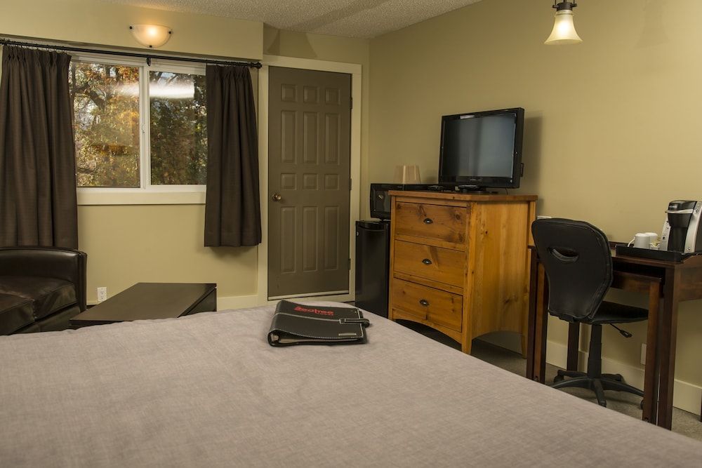 Red Tree Lodge Superior Room, 1 King Bed, Balcony 2