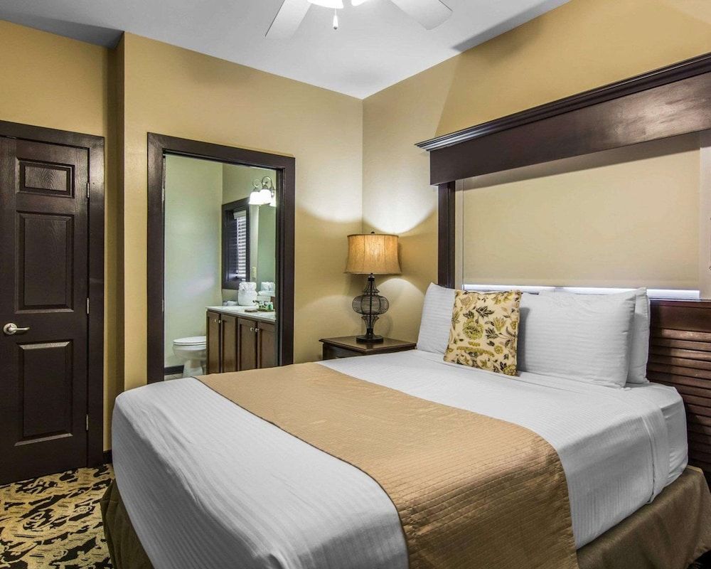 Suite, 1 Queen Bed with Sofa bed, Accessible, Non Smoking
