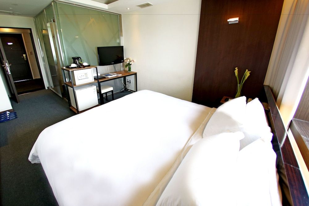 The Riverside Hotel Superior Double Room, City View 3