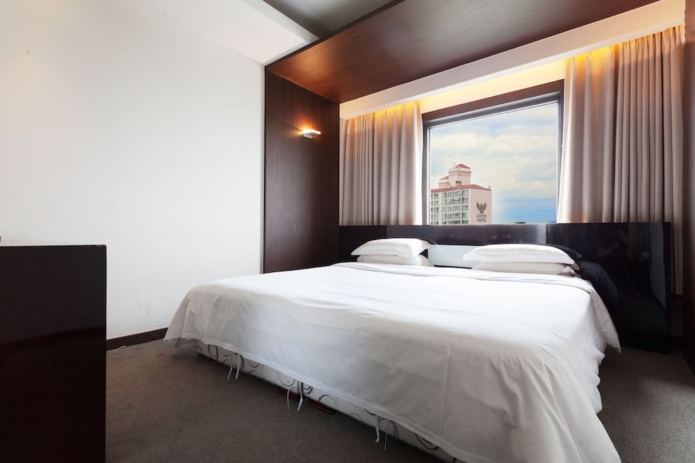 undefined The Riverside Hotel 4