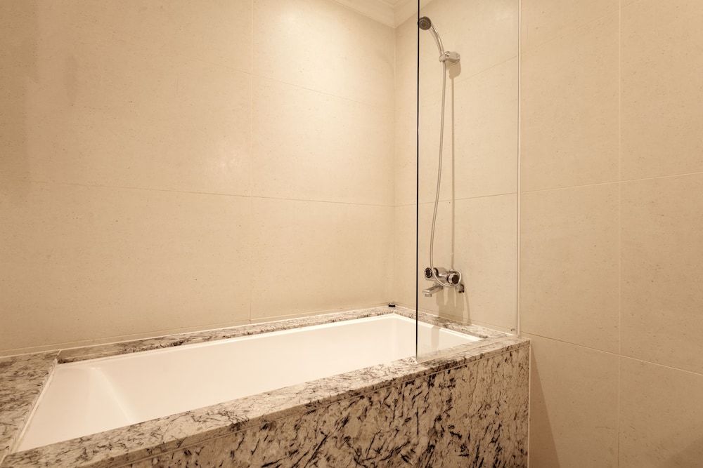 Deep Soaking Bathtub