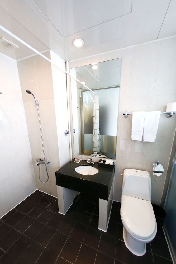 The Riverside Hotel Superior Double Room, City View 8