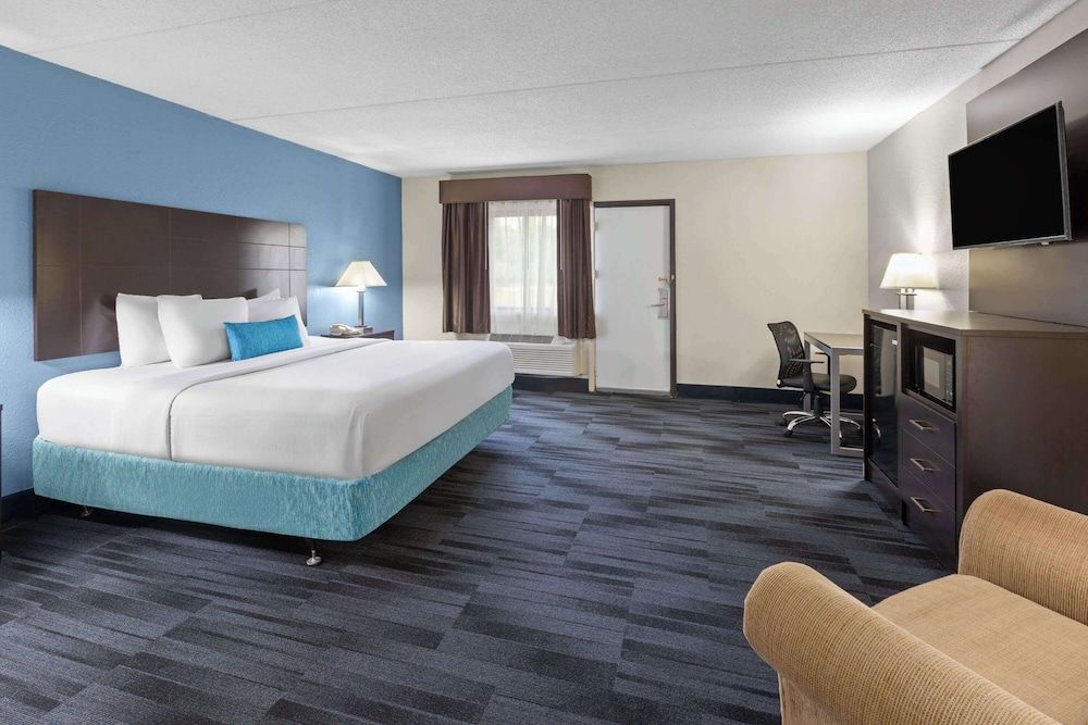 Baymont Inn and Suites by Wyndham Farmington, MO Room, 1 King Bed, Accessible, Non Smoking (Mobility, Roll-In Shower) 4