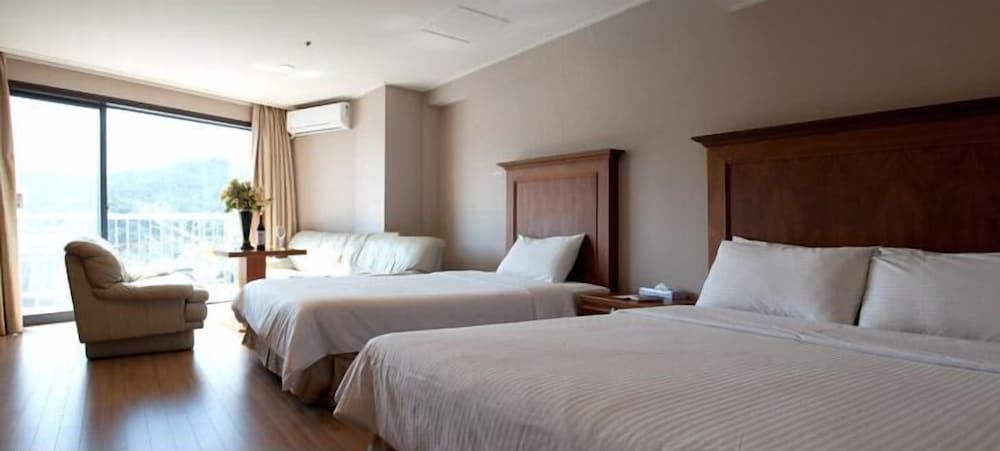 Song Jung Hotel Standard Twin Room 2