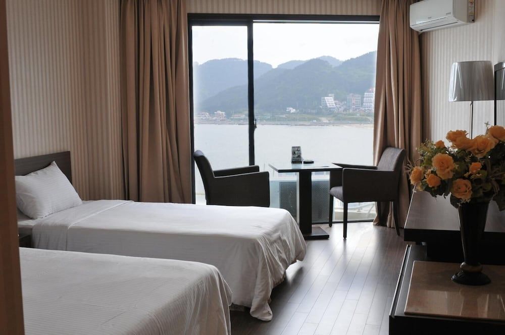 Song Jung Hotel Deluxe Twin Room 13