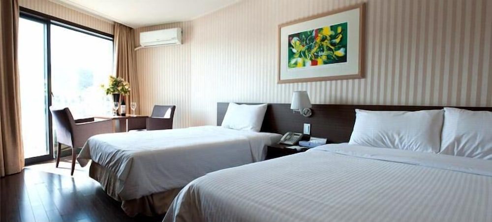 Song Jung Hotel Standard Twin Room