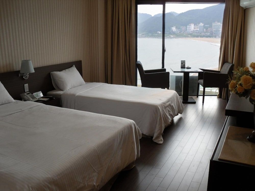 Song Jung Hotel Deluxe Twin Room 6
