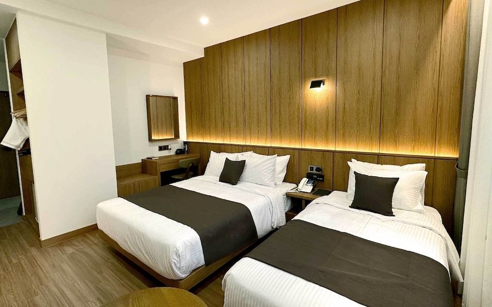 Commodore Hotel Pohang Deluxe Family Twin 2