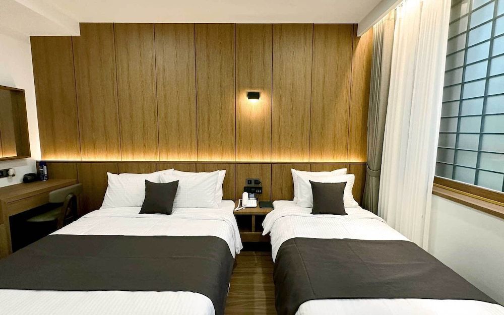 Commodore Hotel Pohang Deluxe Family Twin 3