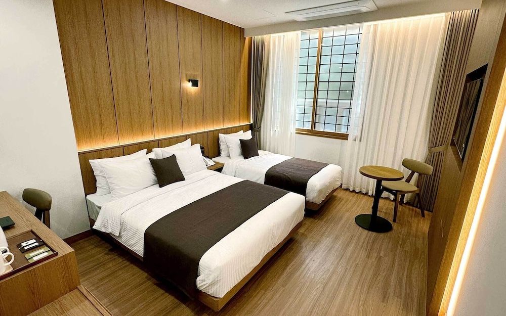 Commodore Hotel Pohang Deluxe Family Twin