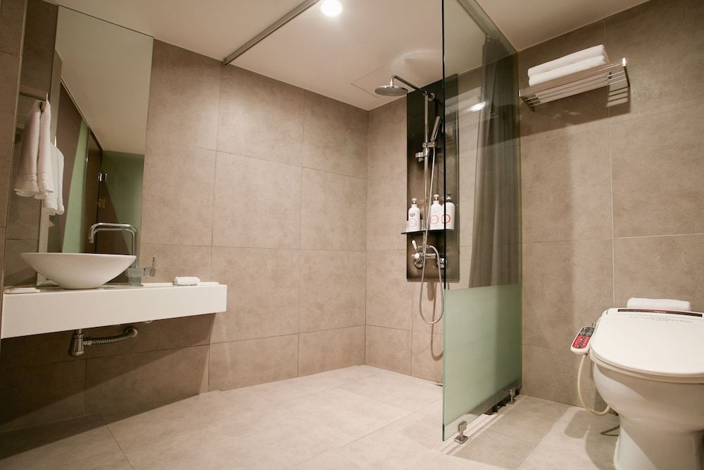 Tria Hotel Standard Double Room 6