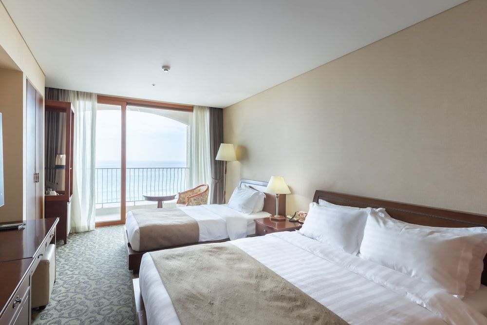 Hotel Maremons Deluxe Room, Ocean View (1Double+1Single) 4
