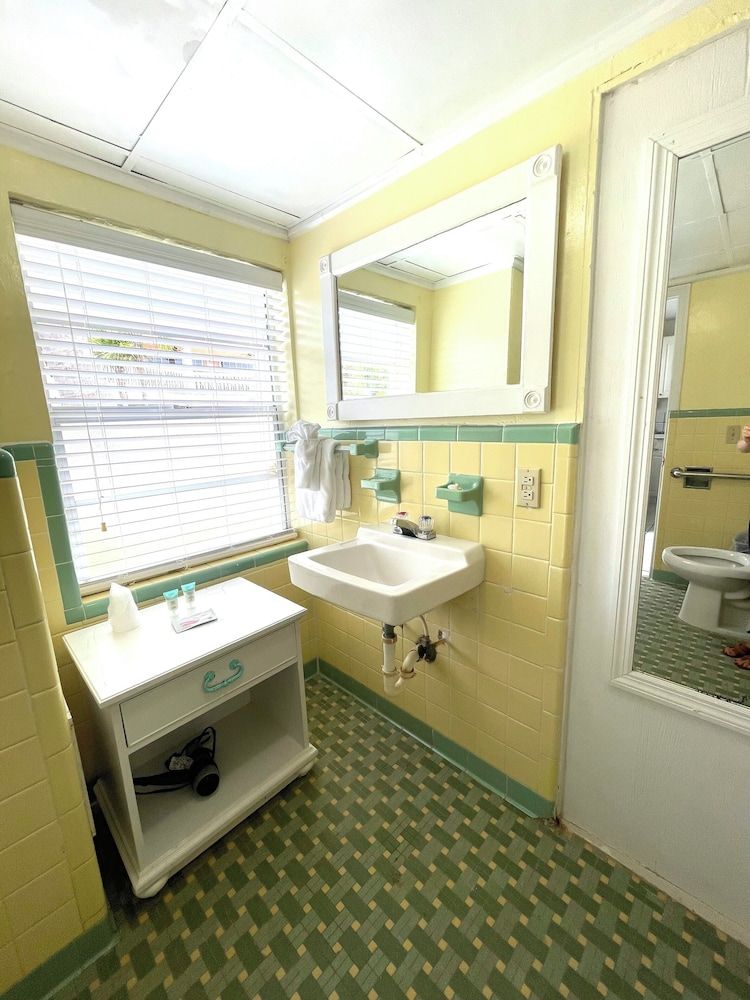 Coconut Cove Resort and Marina Classic Studio, 1 Queen Bed, Kitchen, Ground Floor 5