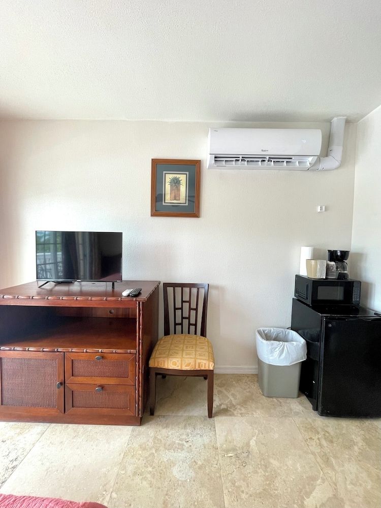 Coconut Cove Resort and Marina Traditional Room 6