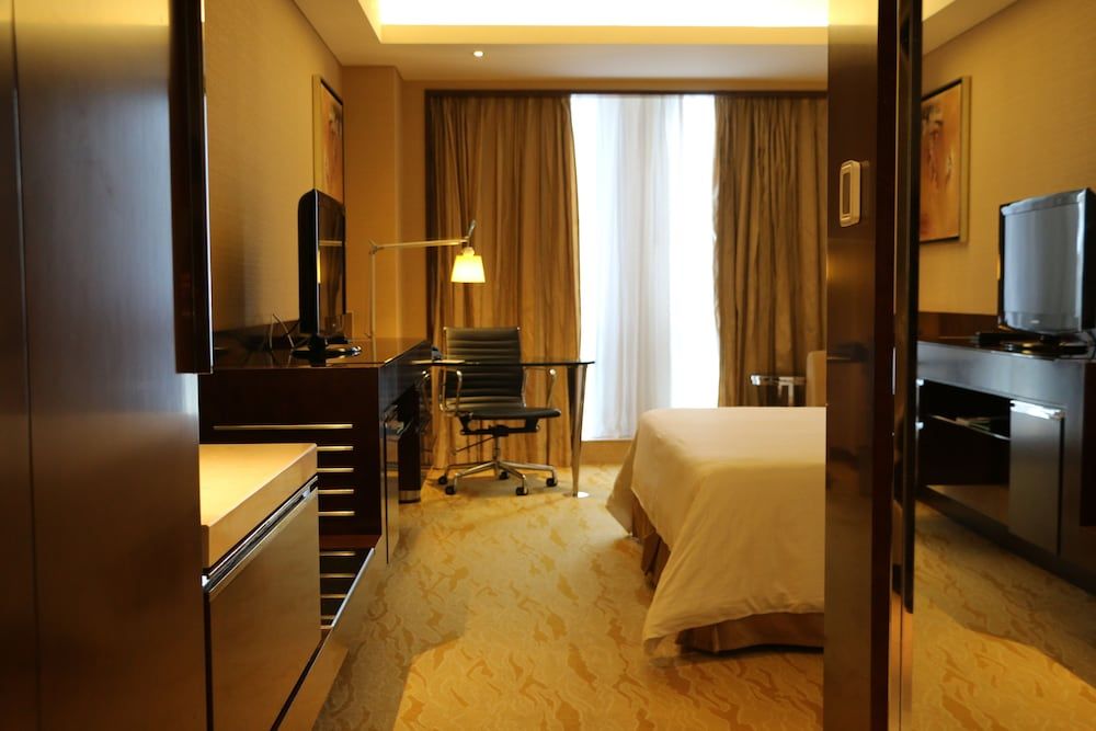 Courtyard by Marriott Shanghai Jiading Deluxe Room, 1 King Bed, Non Smoking, City View 5