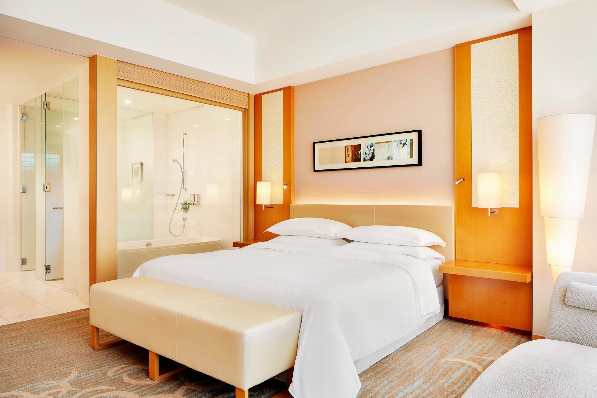 Club level, 1 Bedroom Suite, 1 King, High floor